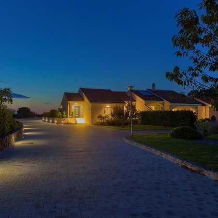 Holiday Home Elegant Vrh  外观 照片