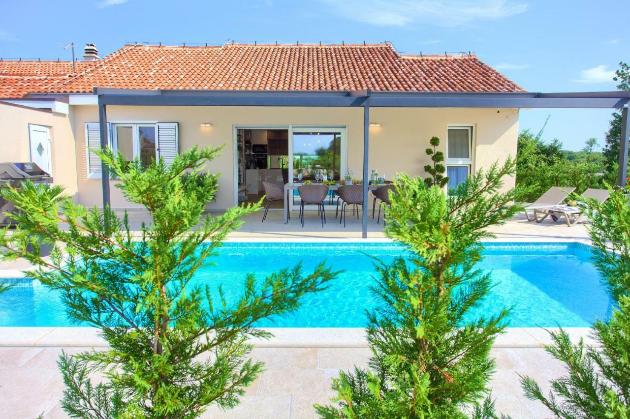 Holiday Home Elegant Vrh  外观 照片
